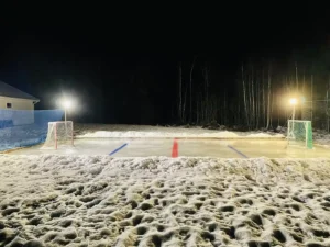 En upplyst ishockeyrink byggd hemma i trädgården. Läs guiden på Hallbyggarna.se hur du kan bygga ishockeyrink hemma