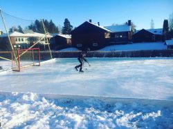 Isbanan / hockeyrinken nyttjas hemma utomhus i solskenet