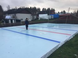 Konstfrusen isbana / ishockeyrink hemma med linjer. Isen spolad och klar