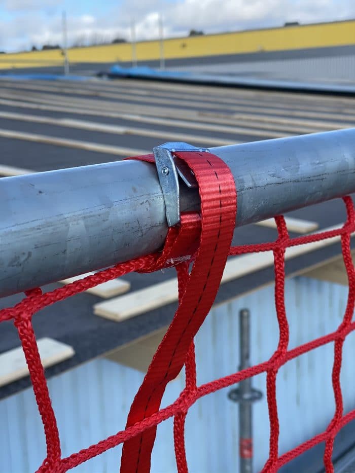Rött säkerhetsnät. Ställningsnät till byggställning