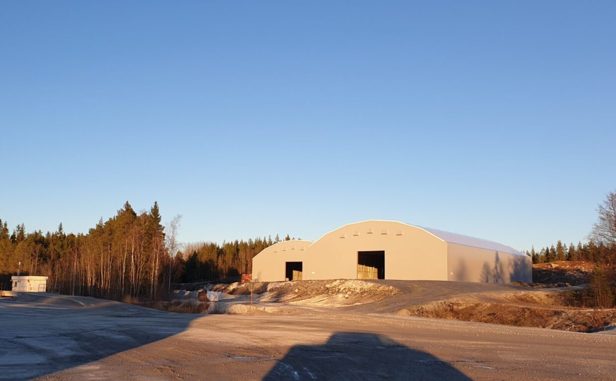 Två gråa hallar till kalkstenslager hos SMA Mineral