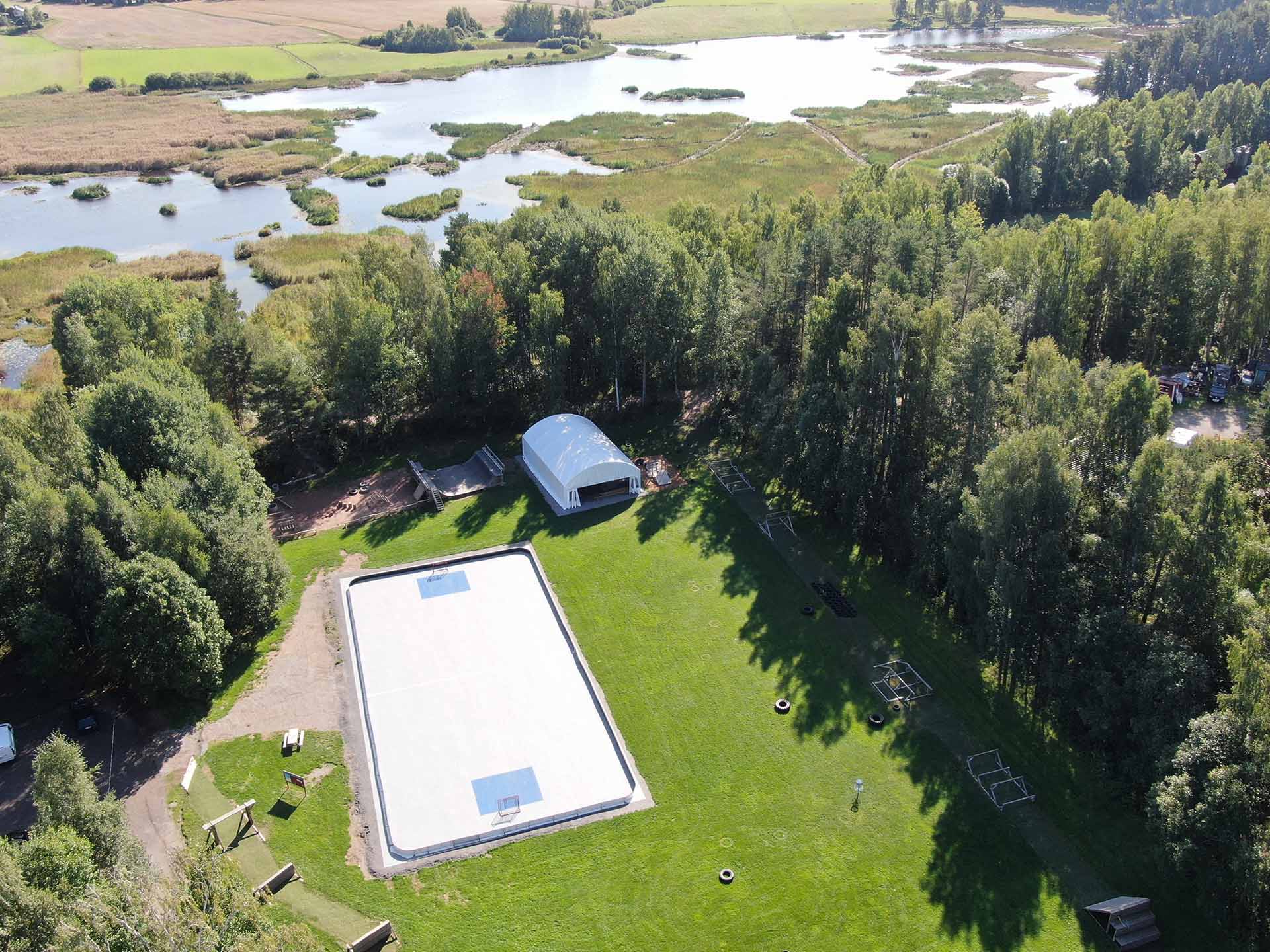 Vika IF:s träningshall. Vit mindre sporthall med fönster längs sidorna