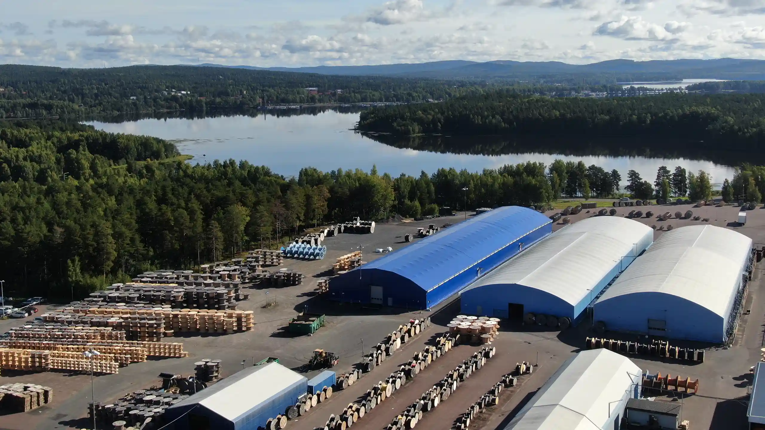 Tre hallar framför Rudan i Falun på NKT:s anläggning sett ovanifrån.