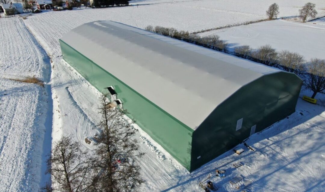 Grön hall för idrott i snölandskap - Gullspång Arena