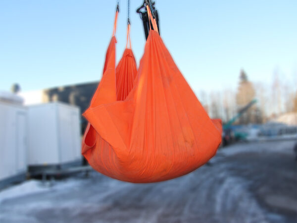 Ett Snösegel som lyfts ovan snötäcktmark.