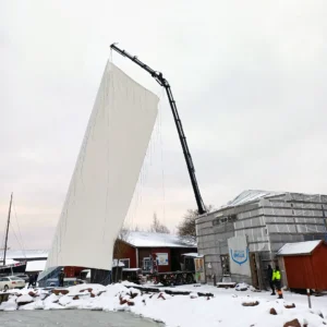 Här lyfts en skräddarsydd presenning över bygget av Galeasen Emelia.